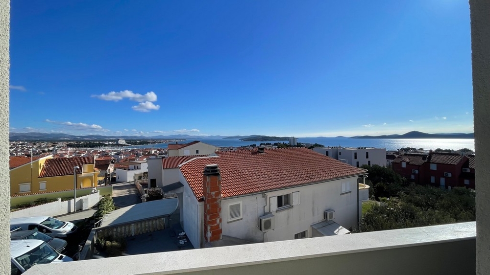 Meerblick vom Balkon über die Dächer und die Küste