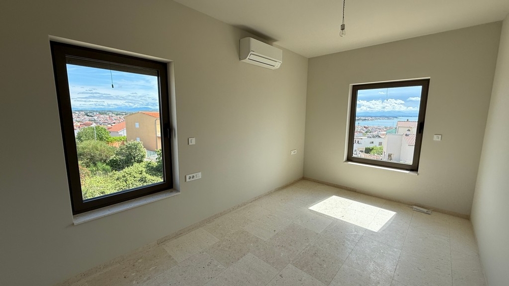 Schlafzimmer mit Fenstern und Klimaanlage