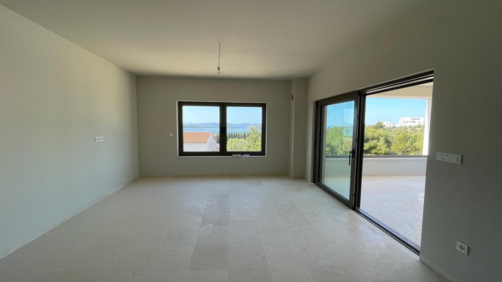 Wohnzimmer mit Schiebetüren zur Terrasse und viel Tageslicht