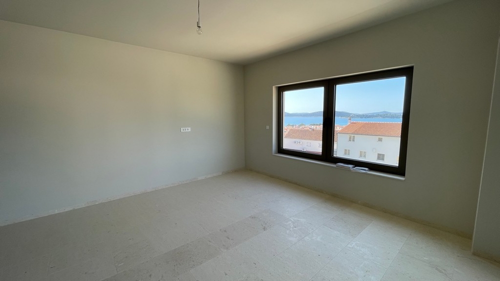 Schlafzimmer mit Fenster und Blick auf das Meer