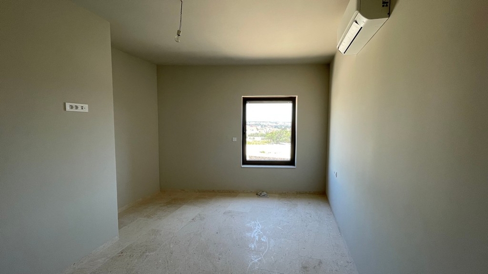 Schlafzimmer mit Klimaanlage und seitlichem Meerblick