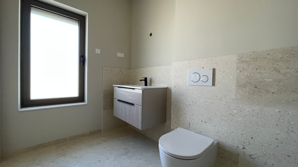 Modernes Badezimmer mit Dusche, Waschtisch und WC