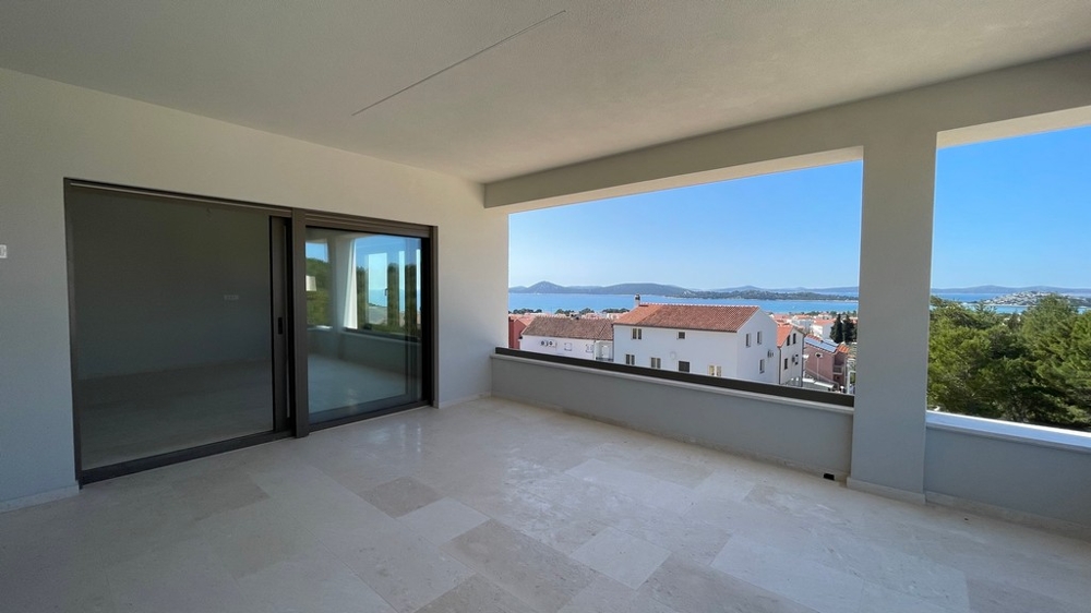 Überdachte Terrasse mit Panorama Meerblick und Küstenlinie