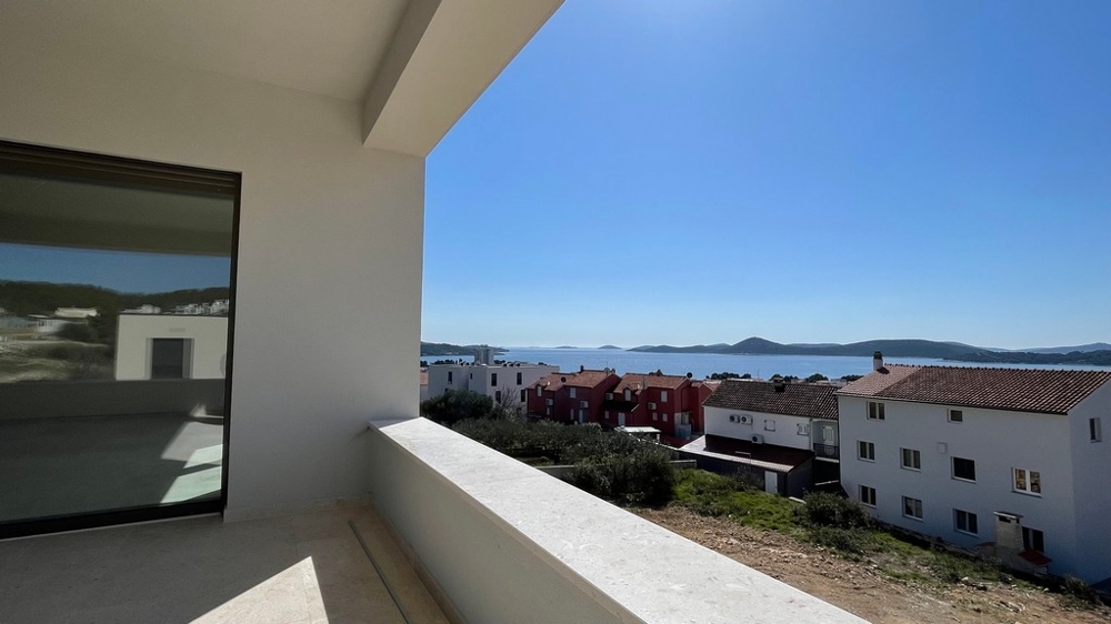 Großzügige Loggia mit Meerblick und mediterraner Umgebung