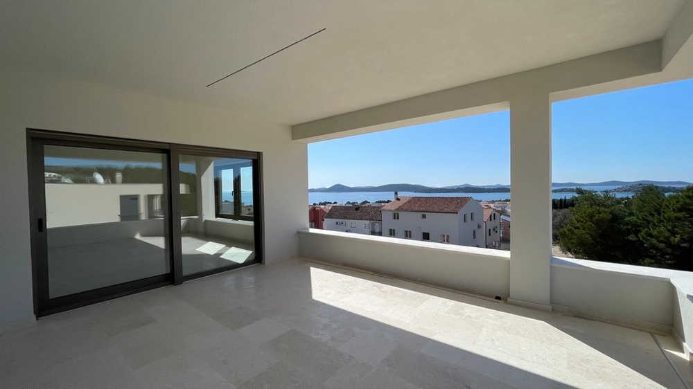 Terrasse mit offener Aussicht auf Meer und Nachbarhäuser