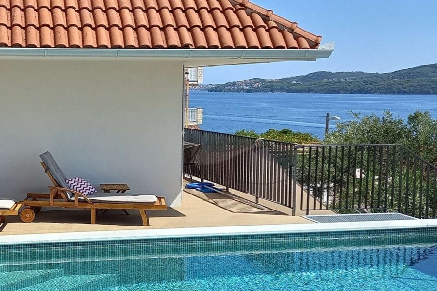 Wohnung mit Pool nahe dem Meer bei Trogir, Kroatien.