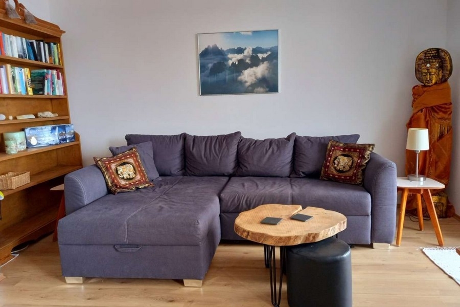 Wohnbereich mit Ecksofa und Regal