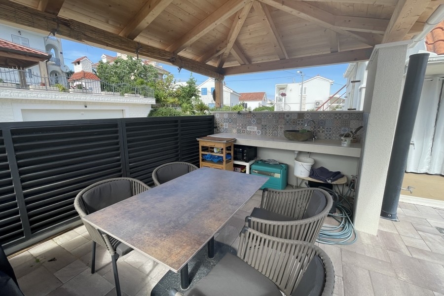 Außenbereich mit Sitzplatz und Grillbereich