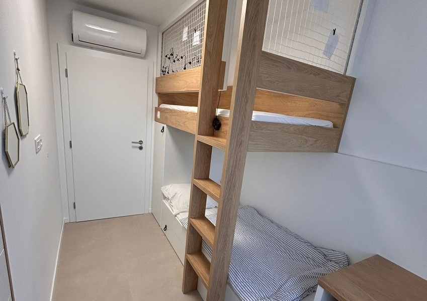 Schlafzimmer mit Etagenbett und Stauraum