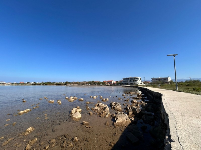 Küstenlinie mit Promenade und klarem Meer in Privlaka