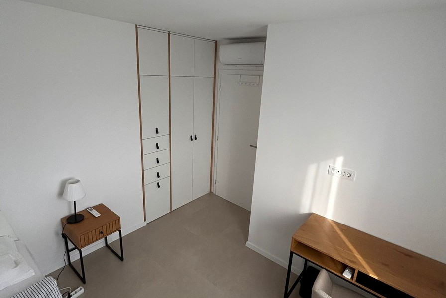 Schlafzimmer mit Einbauschrank und Tageslicht