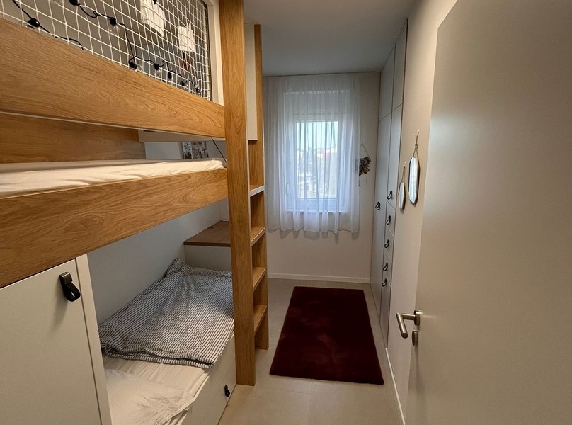 Kinderzimmer mit Etagenbett und Einbauschränken