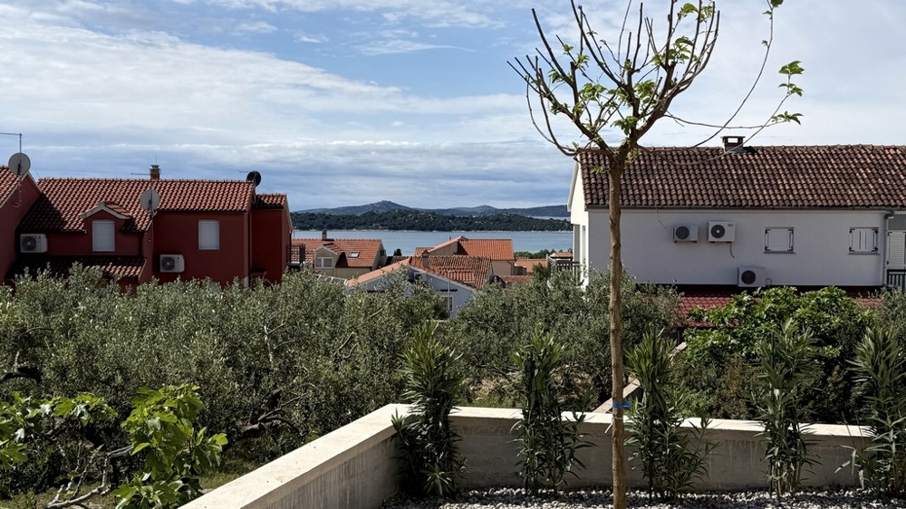 Meerblick von Terrasse mit Blick auf Küste und Nachbarschaft