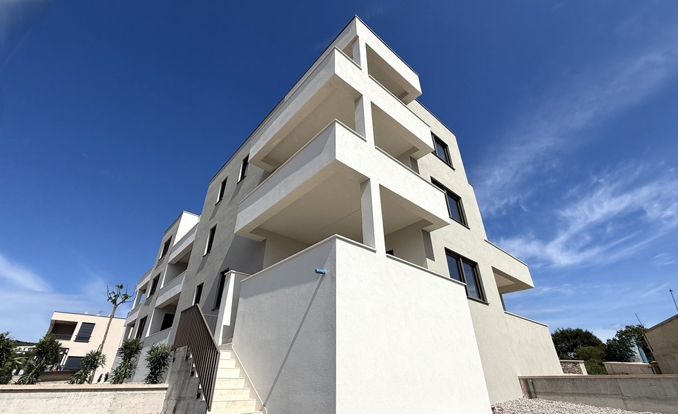 Moderne Neubauanlage mit klarer Architektur und Balkonen