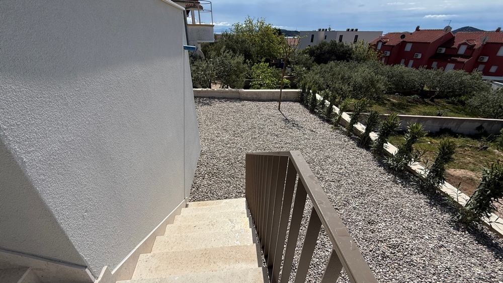 Treppe zum privaten Garten mit Kiesfläche