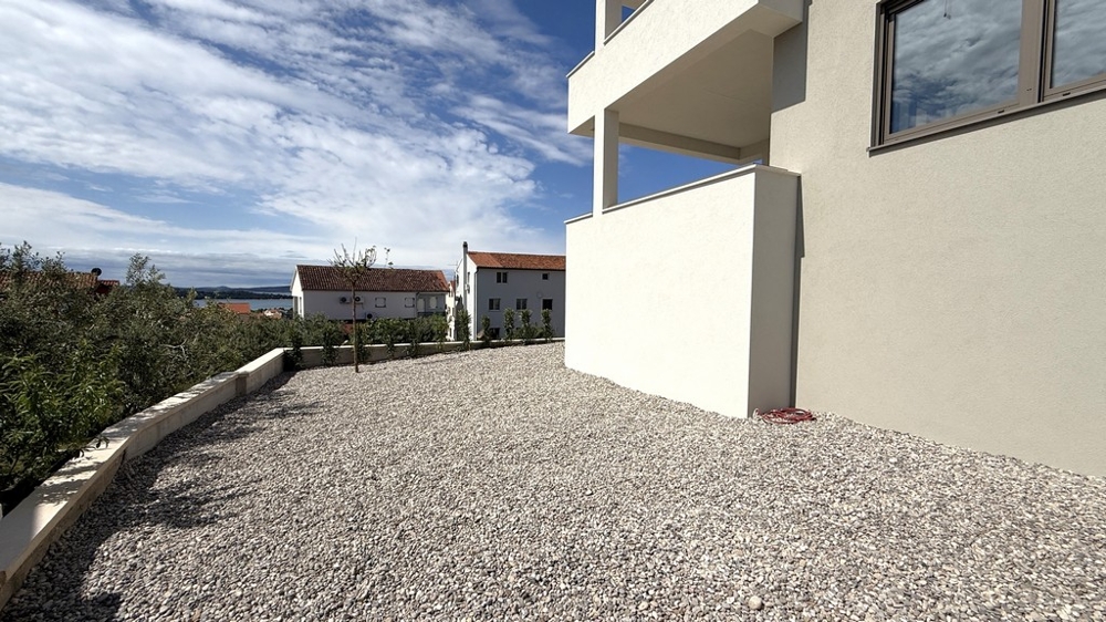 Großer Gartenbereich der Erdgeschosswohnung