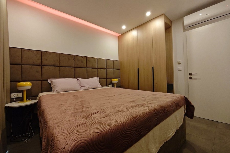 Schlafzimmer mit Einbauschrank und Klimaanlage