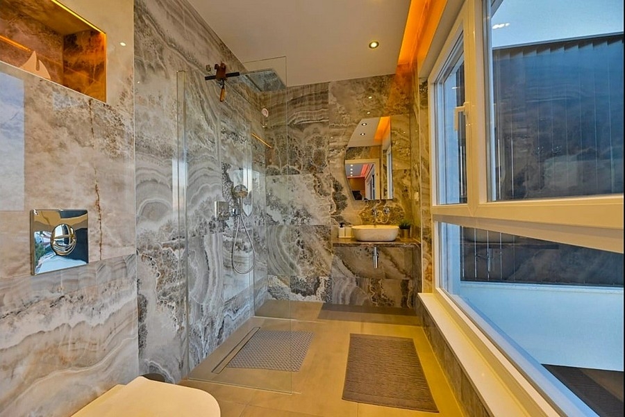 Modernes Badezimmer mit Natursteinoptik
