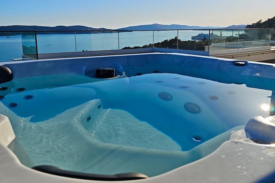 Jacuzzi auf Dachterrasse mit Meerblick
