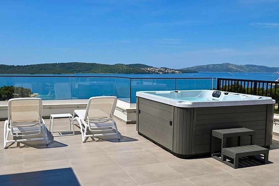 Dachterrasse mit Whirlpool und Blick auf die kroatische Küstenlinie.