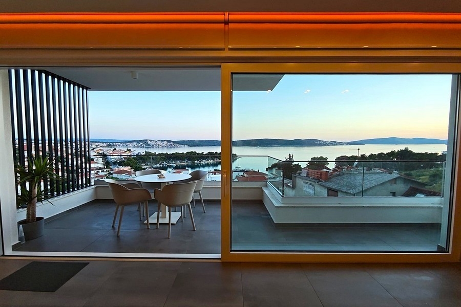 Überdachte Terrasse mit Panorama-Meerblick