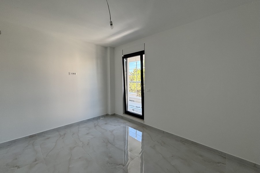 Schlafzimmer mit Fenster und hellem Fliesenboden