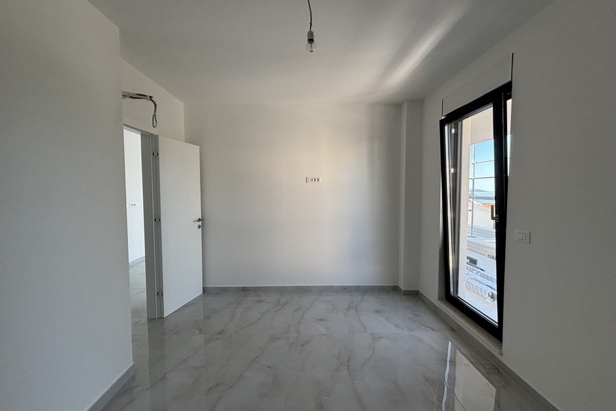 Schlafzimmer mit Balkonzugang und Meerblick