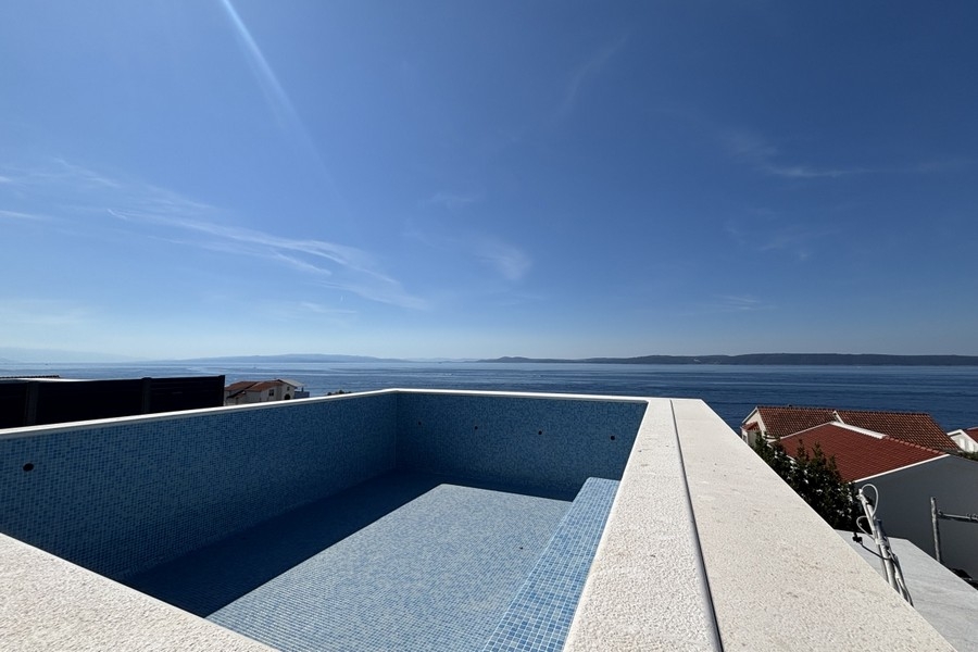Dachterrasse mit privatem Pool und Panoramablick auf das Meer