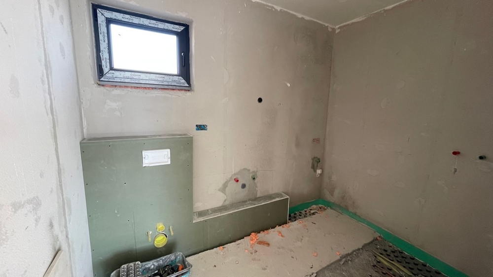 Badezimmer im Ausbau mit vorbereiteten Anschlüssen