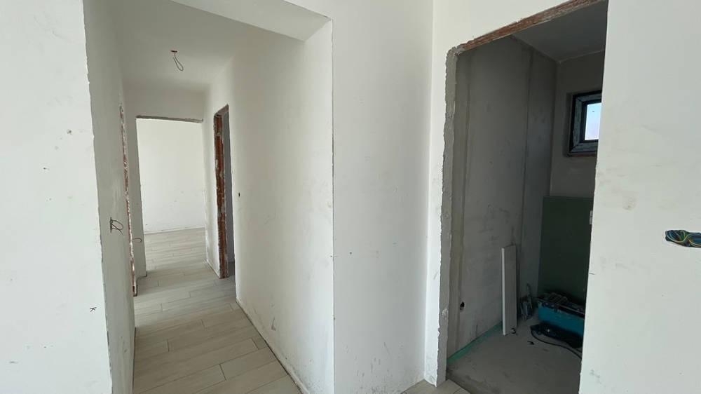 Flur mit Zugang zu mehreren Räumen im Appartement