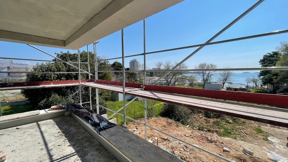 Balkon mit Gerüst und Blick auf das Meer in Dalmatien.