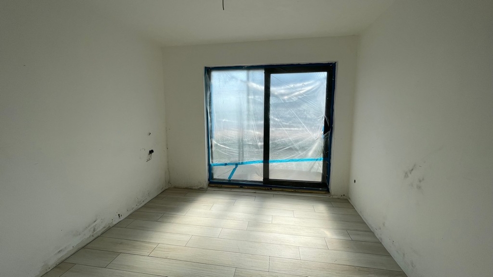 Zimmer mit Zugang zu einem großen Fenster und viel Licht