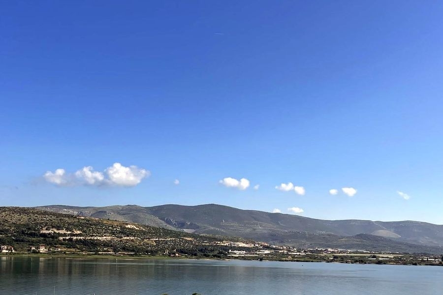 Meerblick über Bucht und Küstenlandschaft