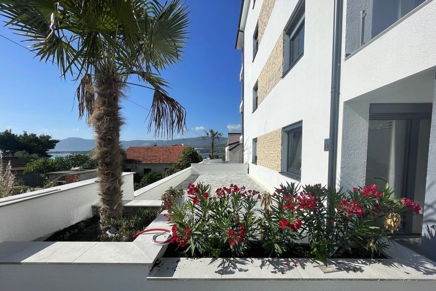 Gartenbereich mit mediterraner Bepflanzung am Gebäude
