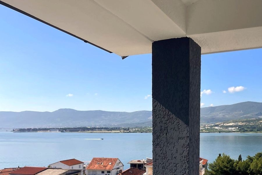 Balkon mit freiem Blick auf Meer und Umgebung