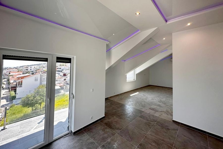 Wohnraum mit Dachschrägen und LED-Deckenbeleuchtung