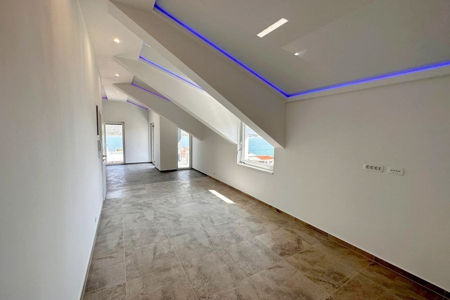Langer Raum mit Dachschrägen und LED-Beleuchtung