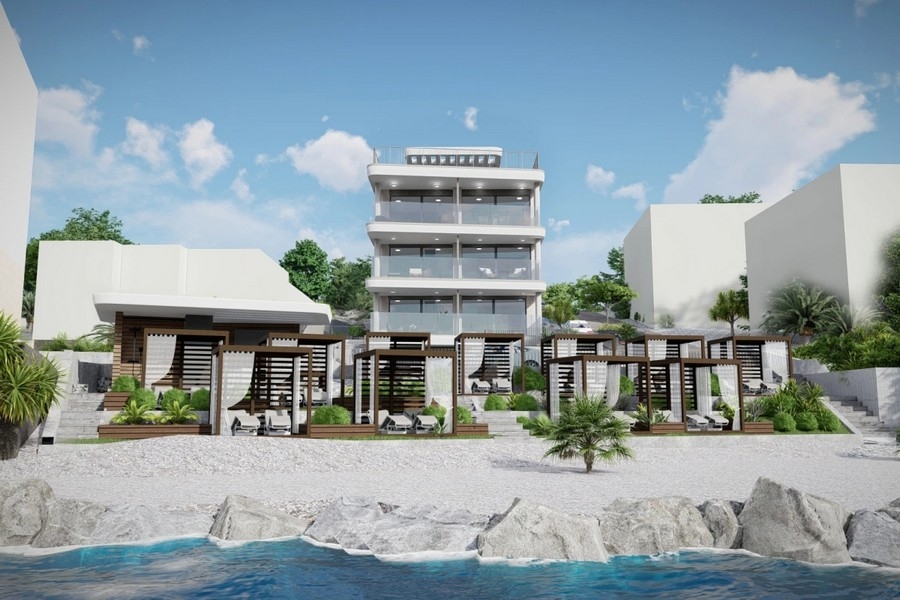 Modernes Wohngebäude in erster Reihe zum Meer mit Strandbereich in Kroatien