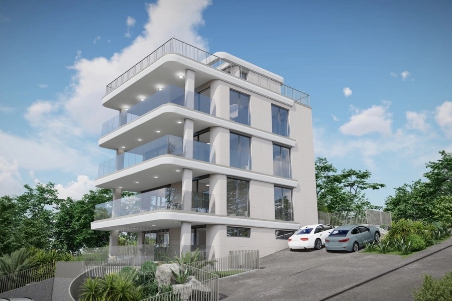 Neubau mit großzügigen Balkonen und Glasgeländern in Hanglage