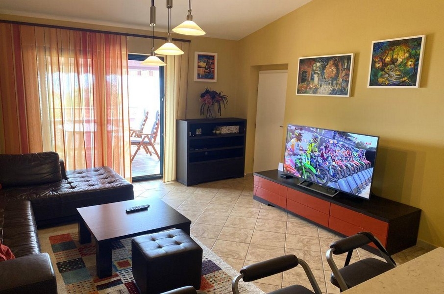 Wohnbereich mit Sofa und Balkonzugang in Ferienwohnung auf Krk