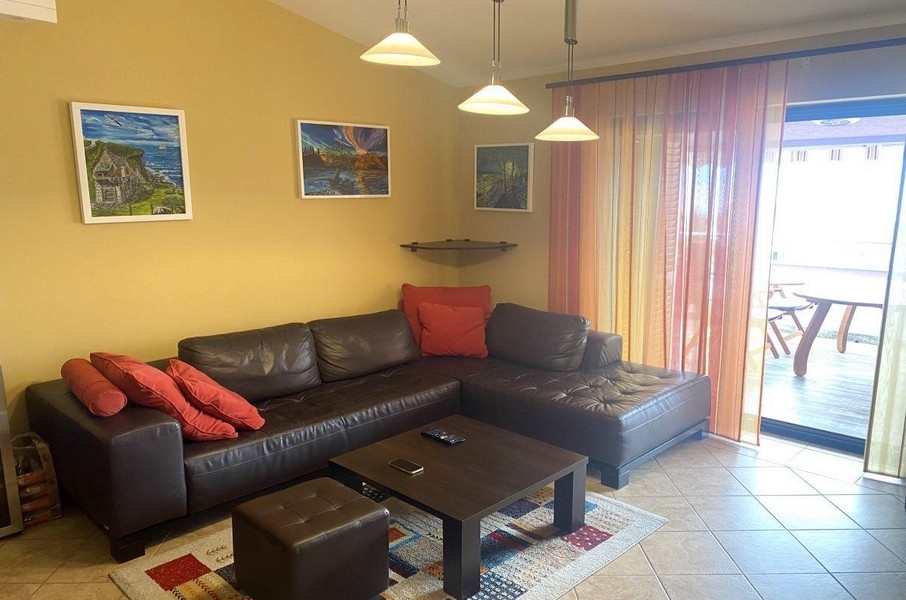 Heller Wohnbereich mit Balkon und Sitzgruppe in Malinska
