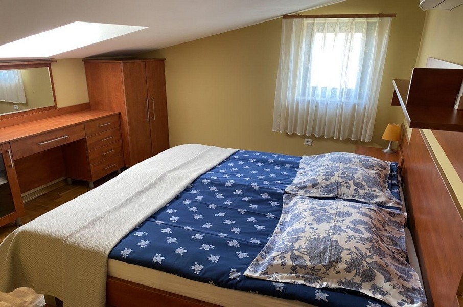 Schlafzimmer mit Doppelbett und Dachfenster in Apartment auf Krk