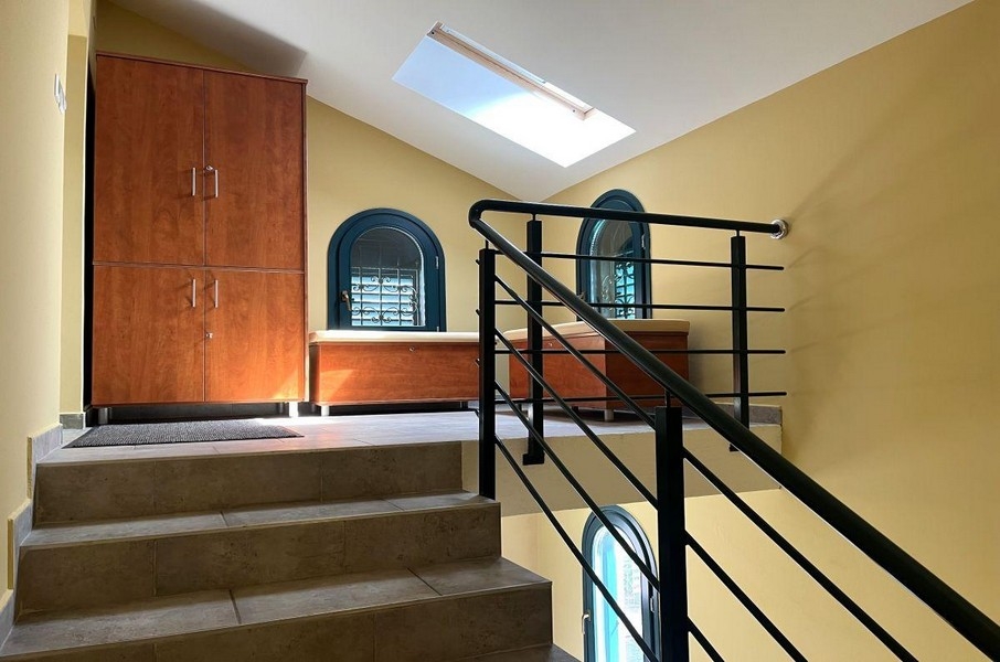 Gepflegtes Treppenhaus im Wohnhaus in Malinska