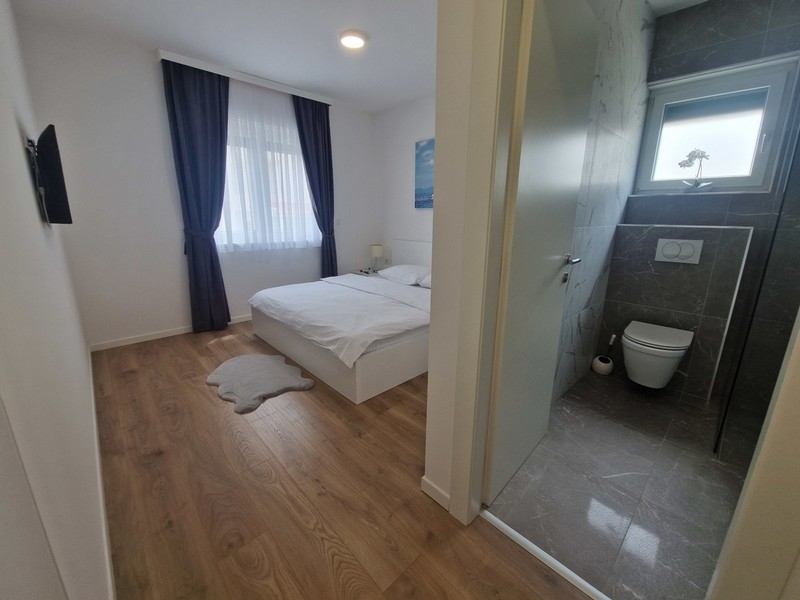 Schlafzimmer mit modernem Badezimmer