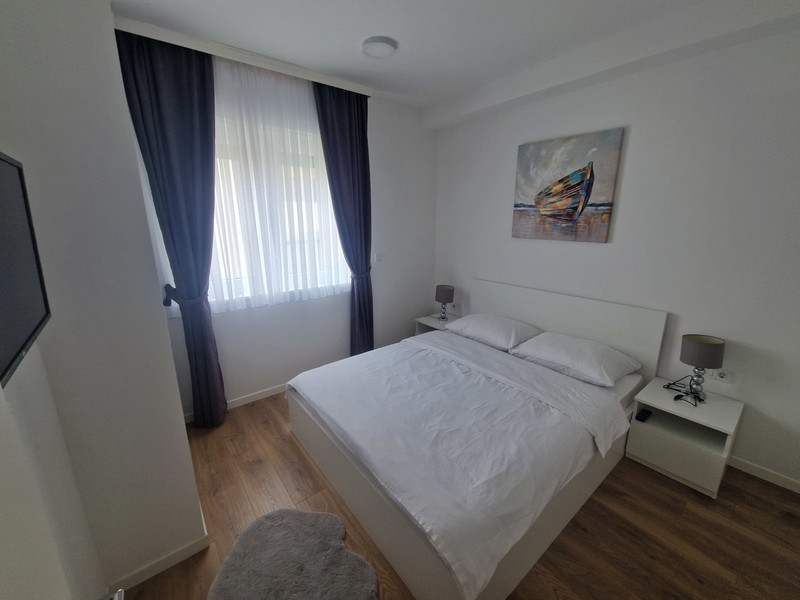 Helles Schlafzimmer mit Doppelbett