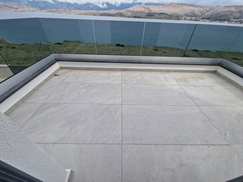 Terrasse mit schönem Blick auf das Meer und die Berge.