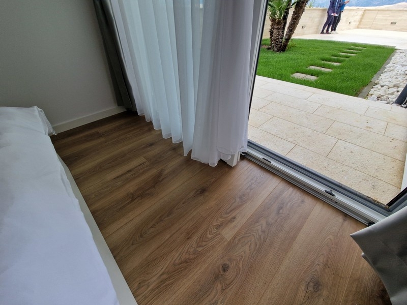 Schlafzimmer mit Zugang zum Garten