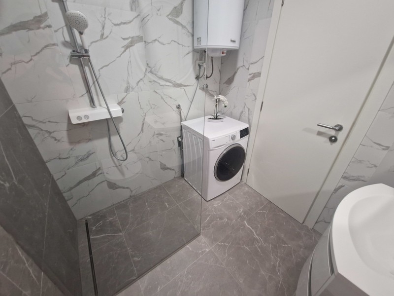 Modernes Badezimmer mit bodengleicher Dusche
