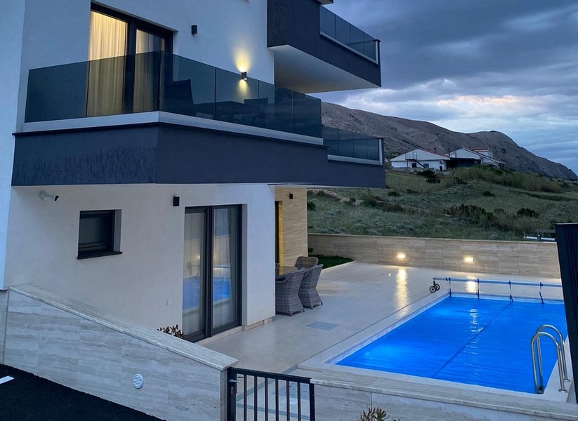 Terrasse mit Swimmingpool der Immobilie A3950 auf Pag, Kroatien.