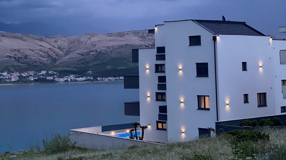 Wohnung am Meer in modernem Gebäude.